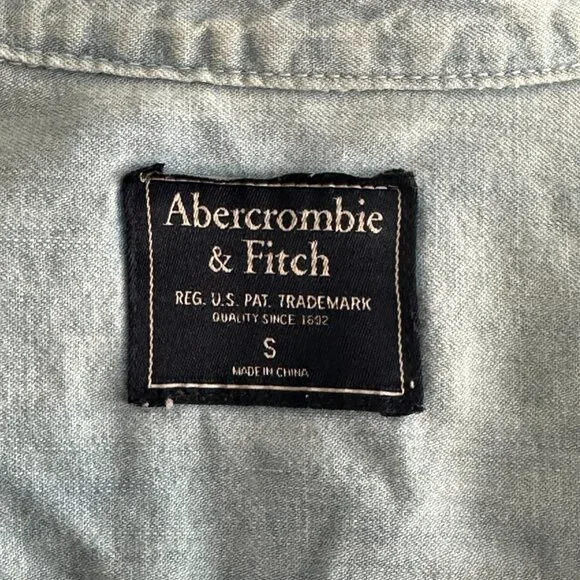 Abercrombie & Fitch Chambray Denim Button Down Shirt Small - Picture 8 of 8